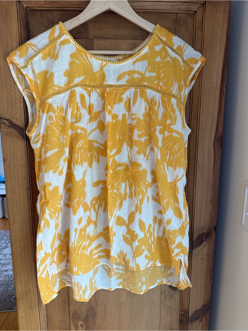St. John’s Bay Yellow Floral Cap-Sleeve Top Large